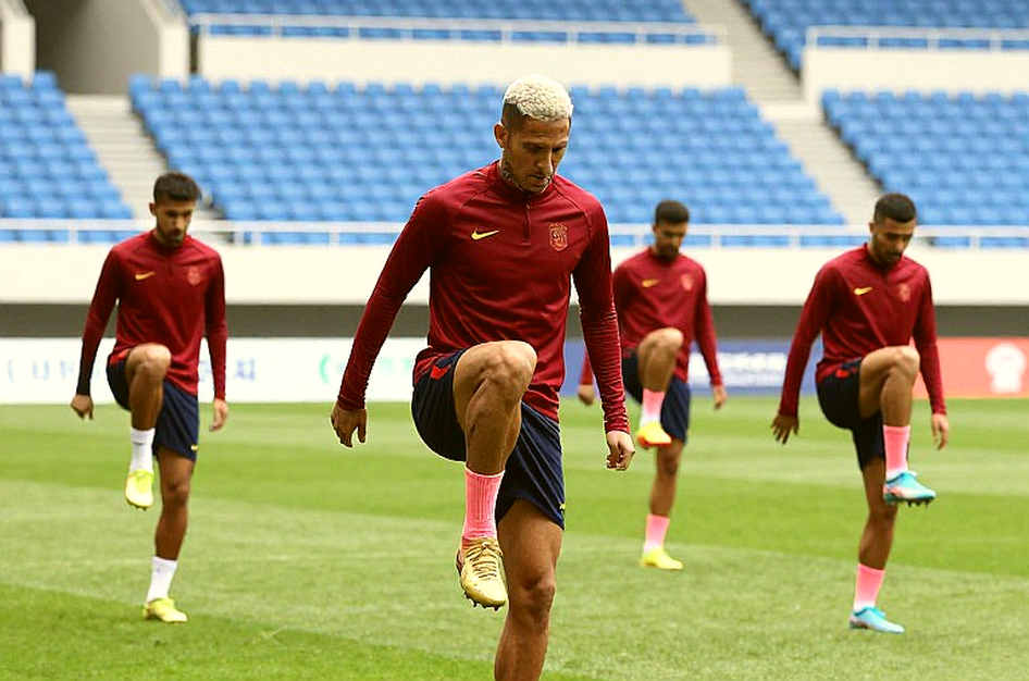 Bên trong cỗ máy chuyển nhượng V.League: một chữ ký, ba bộ hồ sơ và dòng tiền không tên