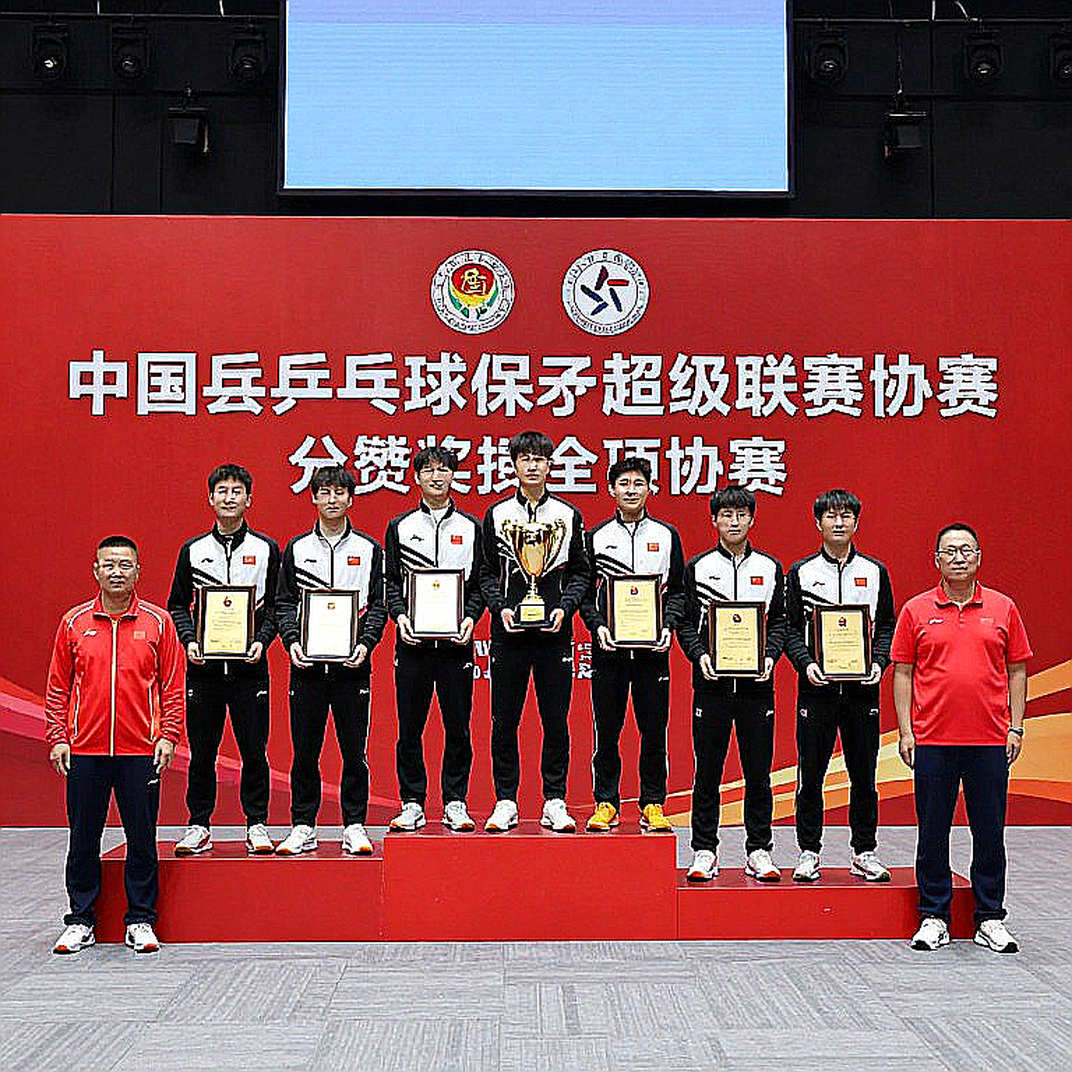 Hai tân binh Việt kiều của tuyển Việt Nam: một trung vệ đã qua cửa FIFA và một câu hỏi cao 1m90
