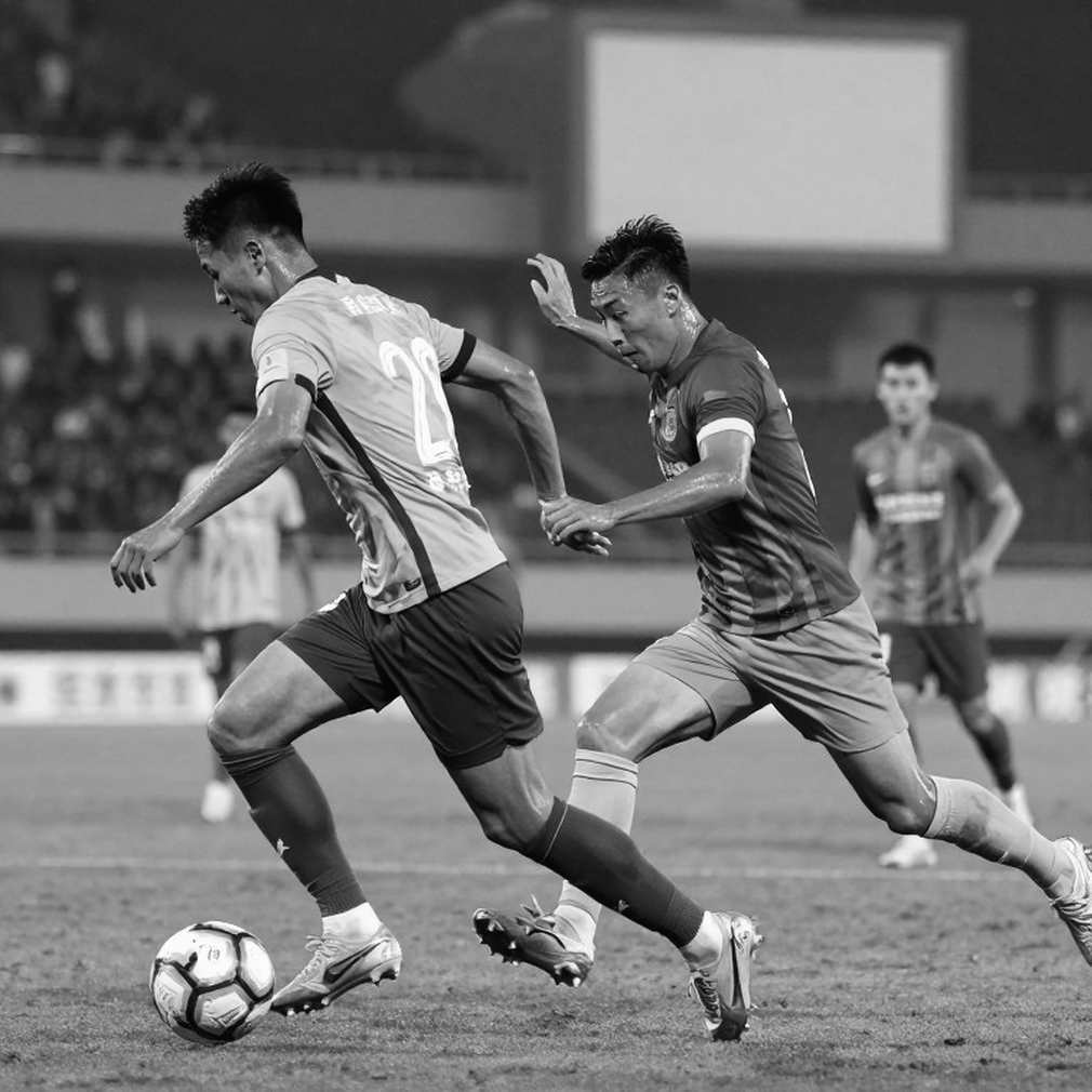 Giữa Bản Giao Hưởng Dữ Liệu Và Tiếng Thở Của Người Gác Đêm