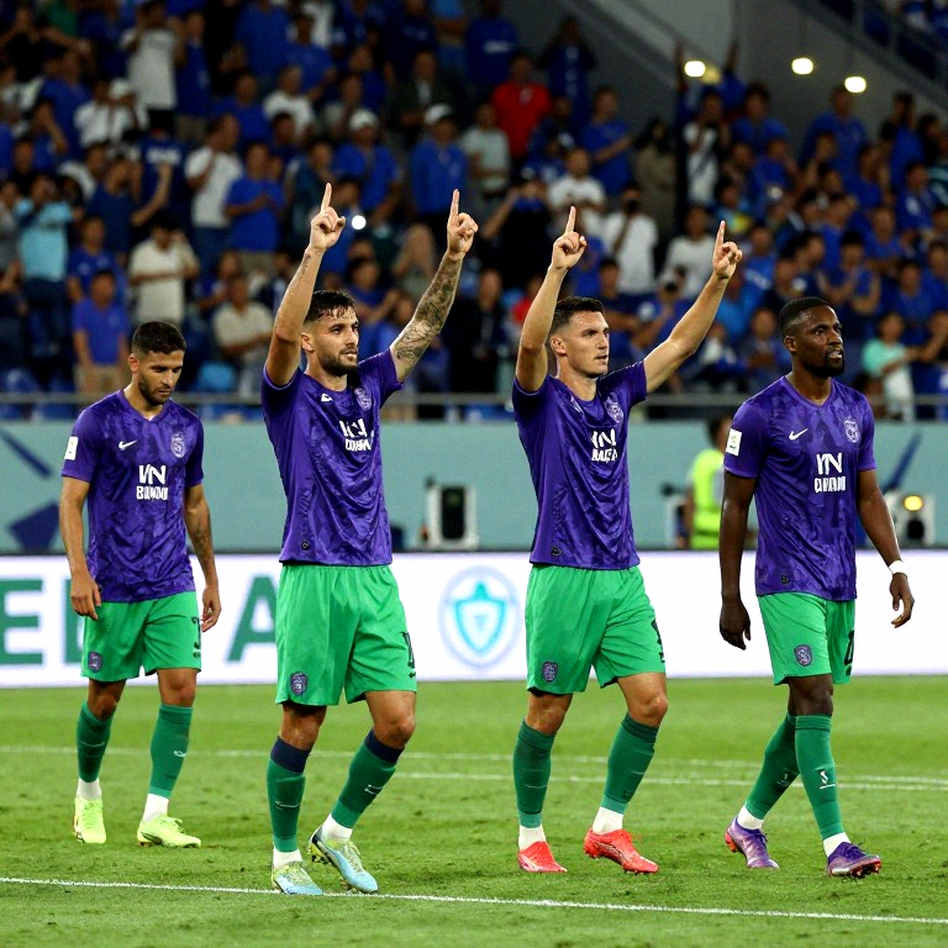 Derby Thủ Đô: Công An Hà Nội Mất 'Khiên Thép' Văn Hậu, Cơ Hội Vàng Cho Hà Nội FC Thoát Khủng Hoảng