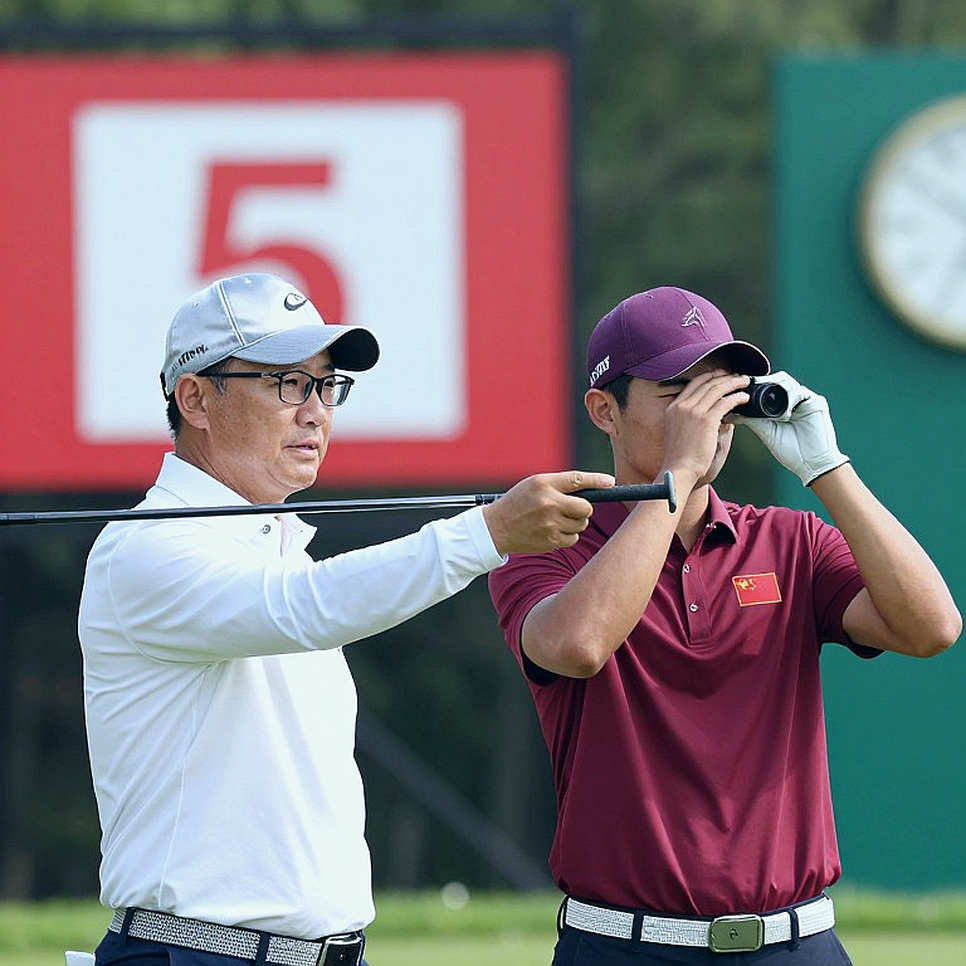 Lawrence dẫn đầu Omega European Masters sau vòng 2: Sáu birdie liên tiếp và cuộc đua đuổi bắt đầy kịch tính Lawrence dẫn đầu Omega European Masters sau vòng 2: Sáu birdie liên tiếp và cuộc đua đuổi bắt đầy kịch tính