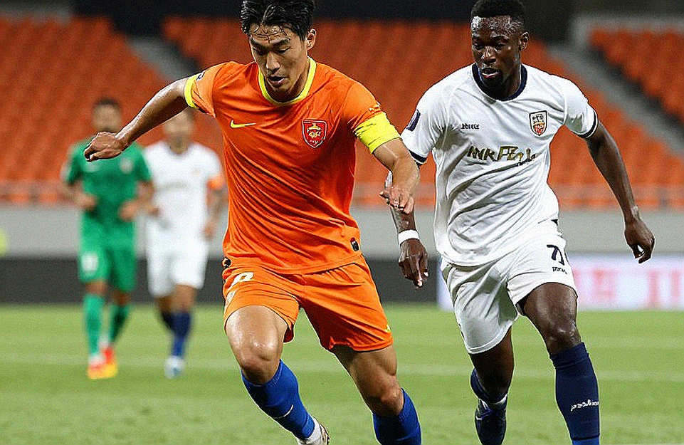 Hàng ba trung vệ ở V-League: tấm khiên che ghế huấn luyện viên Hàng ba trung vệ ở V-League: tấm khiên che ghế huấn luyện viên