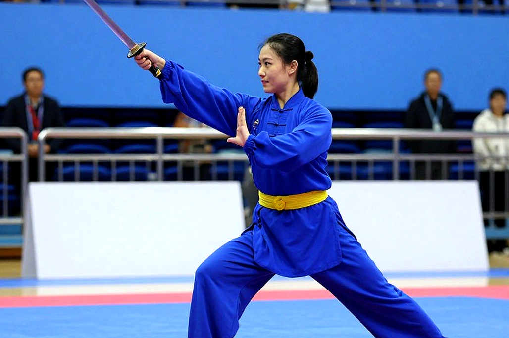 27 lần đổi ngôi trong 28 năm: hạng nặng UFC và định luật của những gã khổng lồ gục ngã