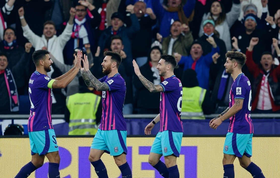Một nguồn, chưa xác nhận: tin BBC làm phim về Hamilton – Alonso 2026 và mùa giải thực sự đáng phân tích